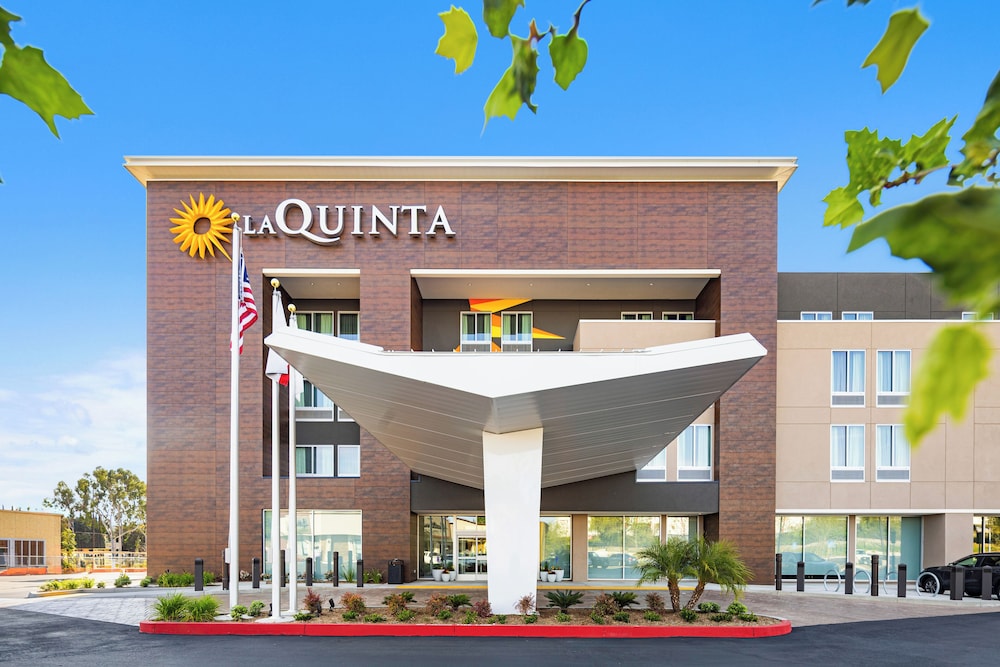 La Quinta Inn and Suites by Wyndham La Habra 6/60