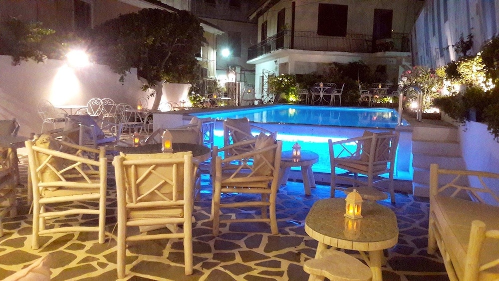 Pirofani Hotel 30/50