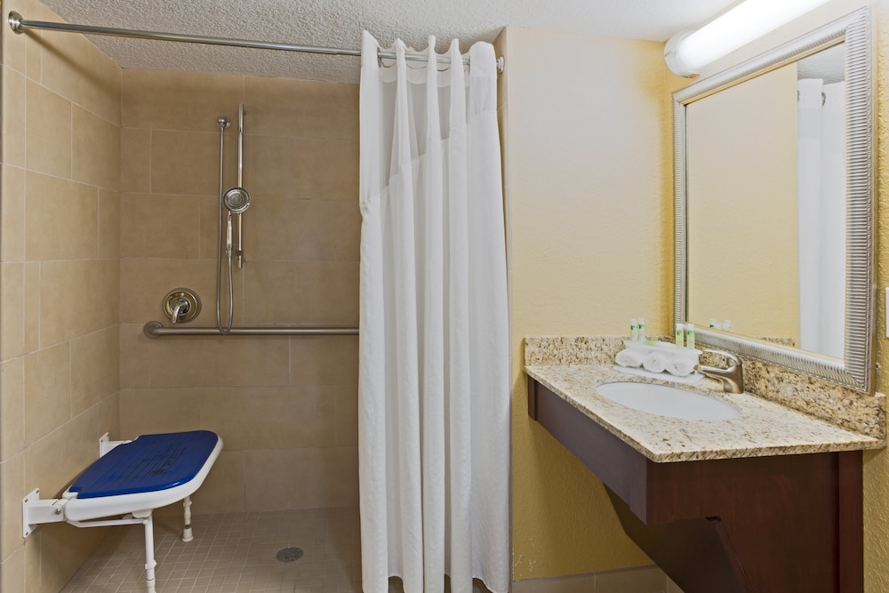 Holiday Inn Express Hotel Suites Ft Lauderdale N Exec Airport 26/76
