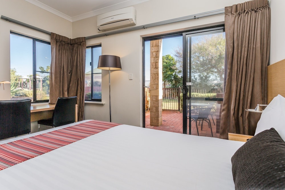 Country Comfort Perth 23/74