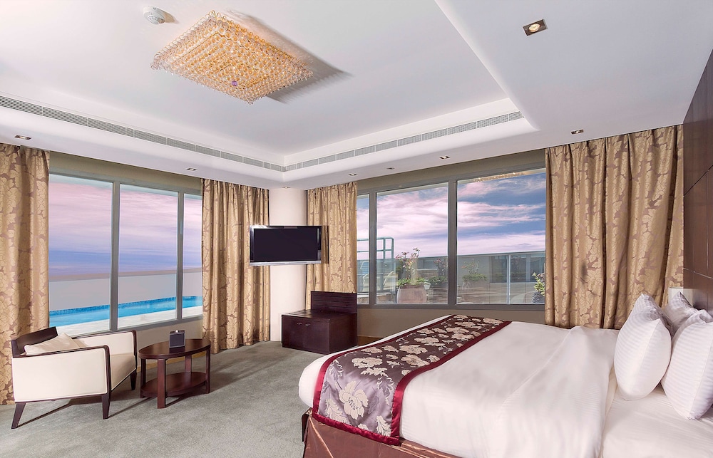 Family Suite, 3 King Beds, Convertible Double Bed, with View, Kitchenette