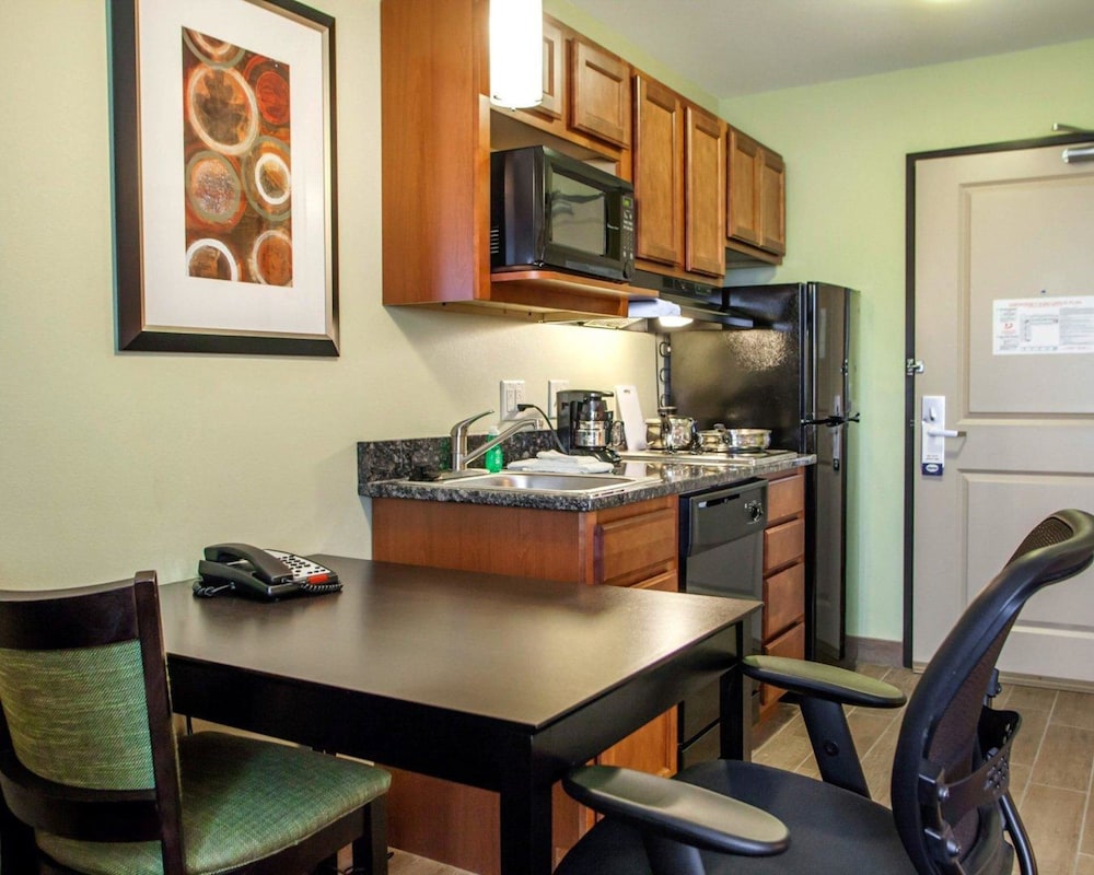 Suburban Studios Cedar Falls 33/33