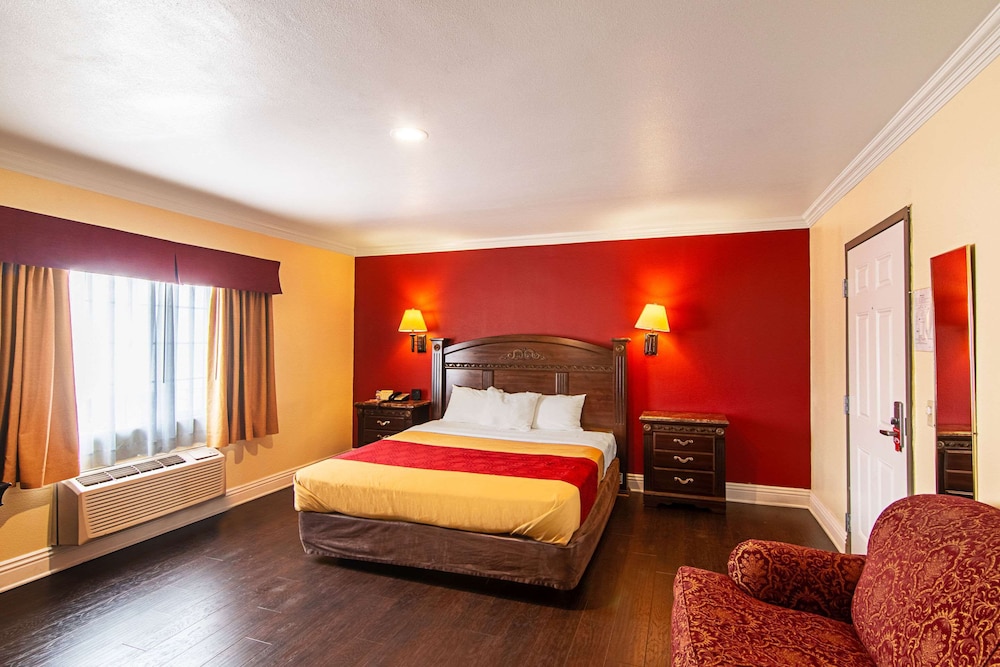 Econo Lodge Long Beach I-405 4/25