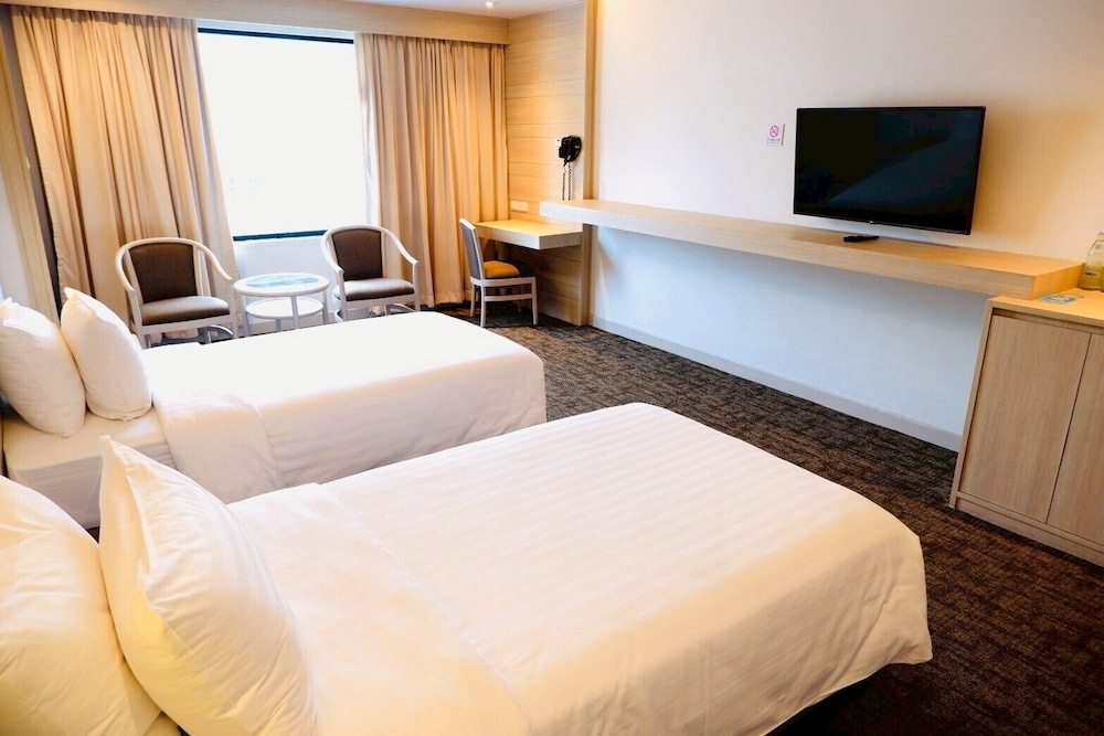 ROOM, TRIPLE, CITY VIEW