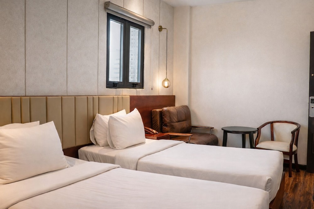 SUPERIOR, TWIN BEDS, NO WINDOW