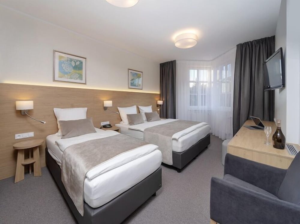 Superior, Triple, 1 Queen and 1 Single Bed, Hill View