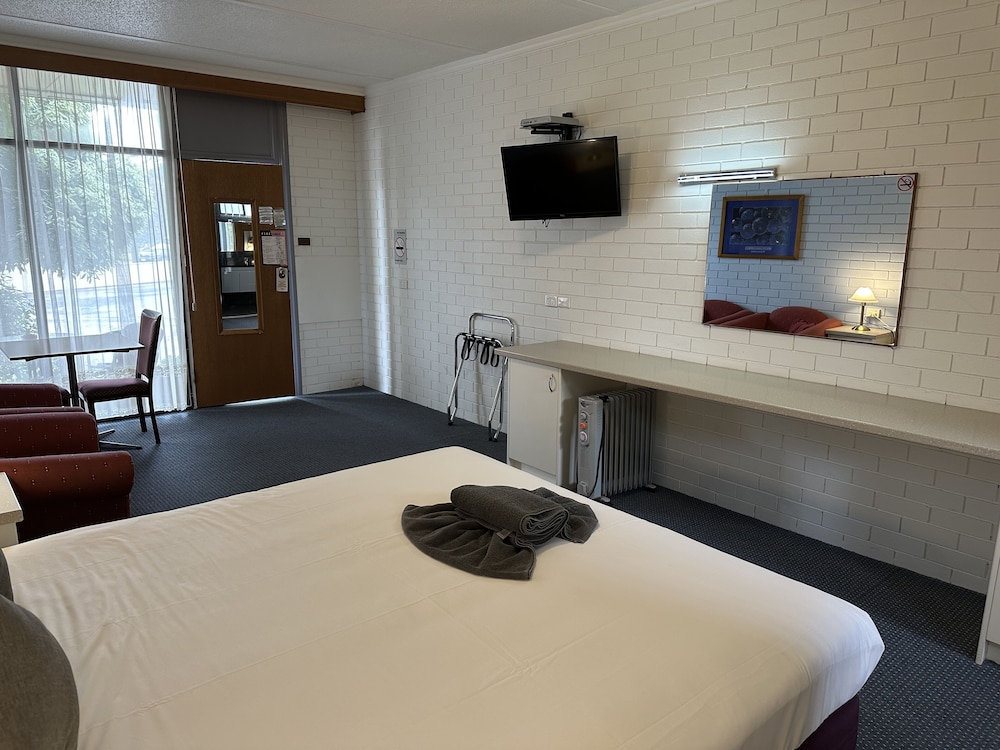 Statesman Motor Inn 15/47
