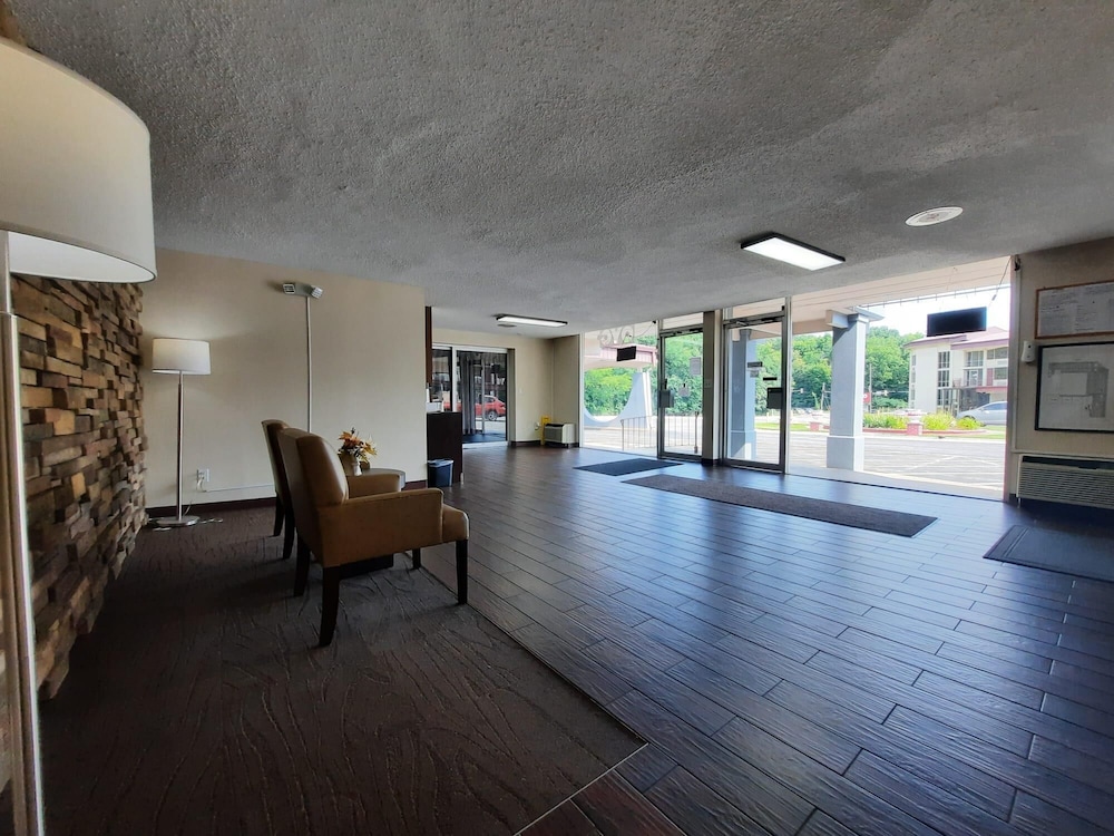 Americas Best Value Inn Moline 7/41