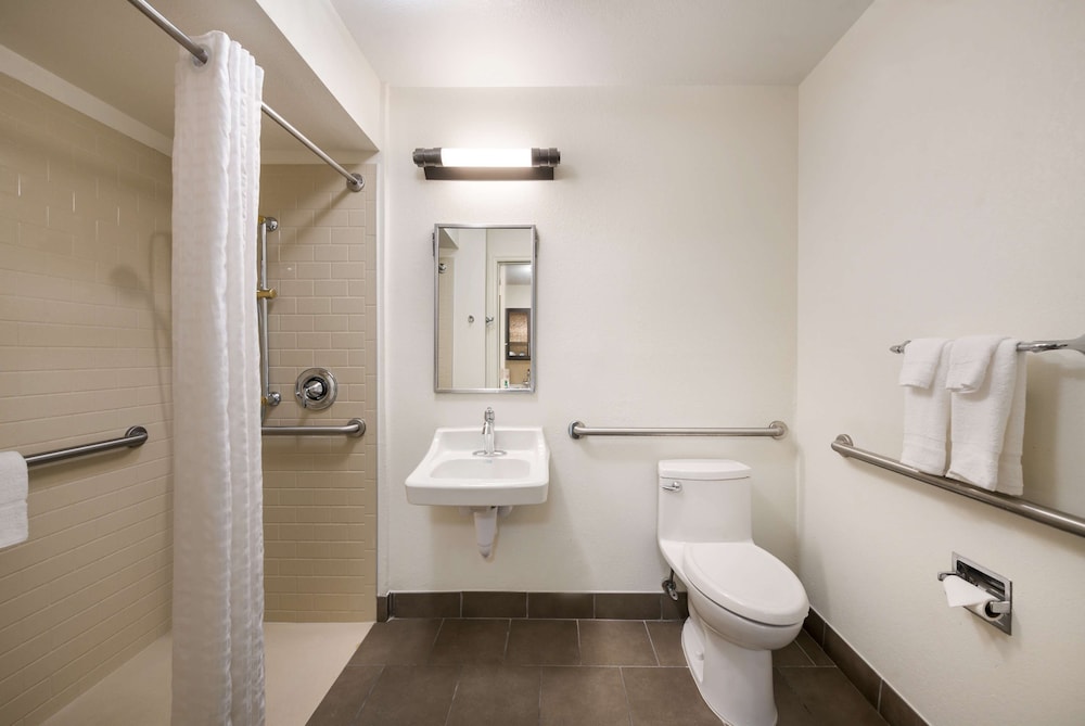 Sonesta Simply Suites Hampton 12/47