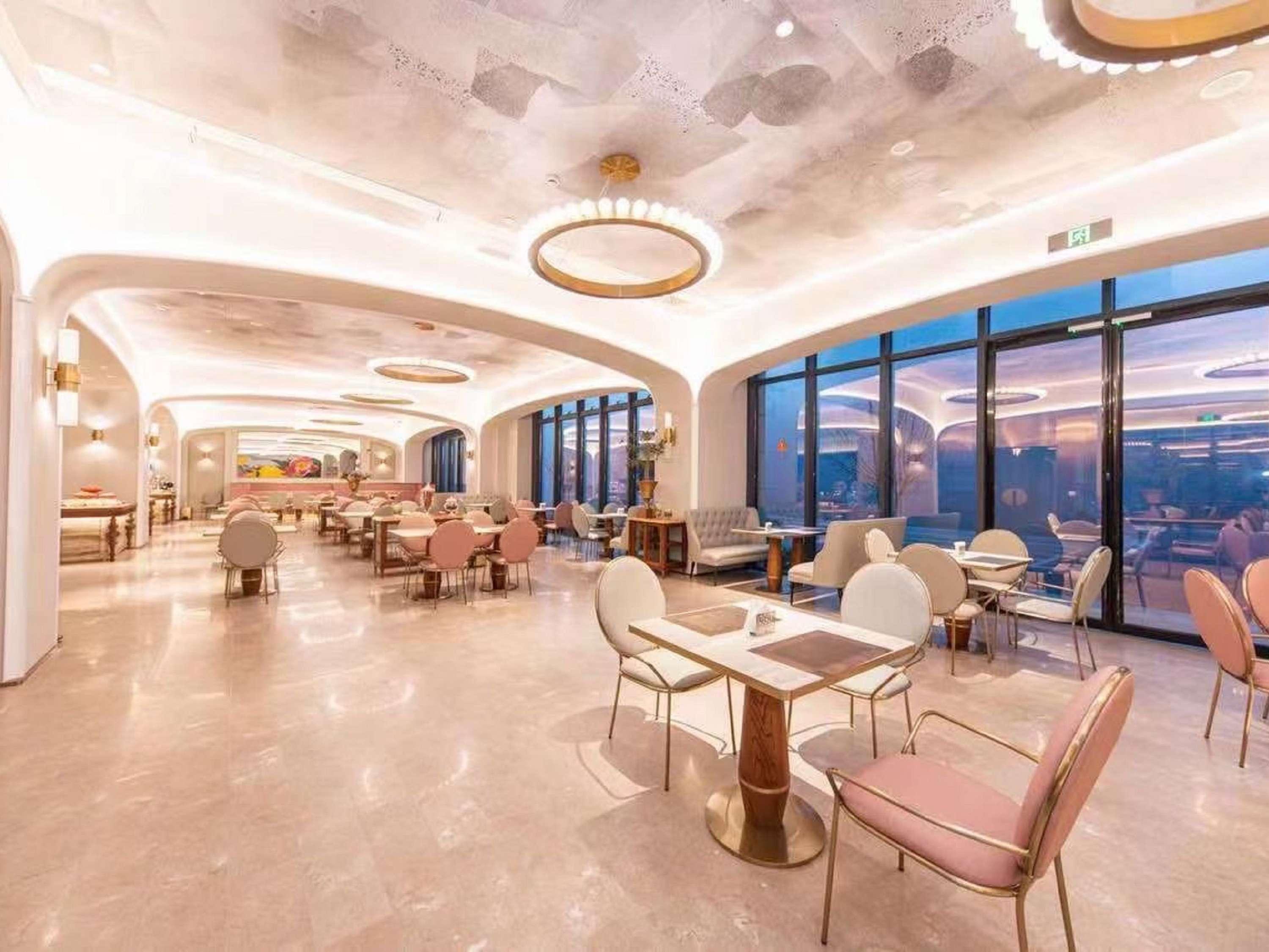 Mercure Xinyang East Railway Station 22/30