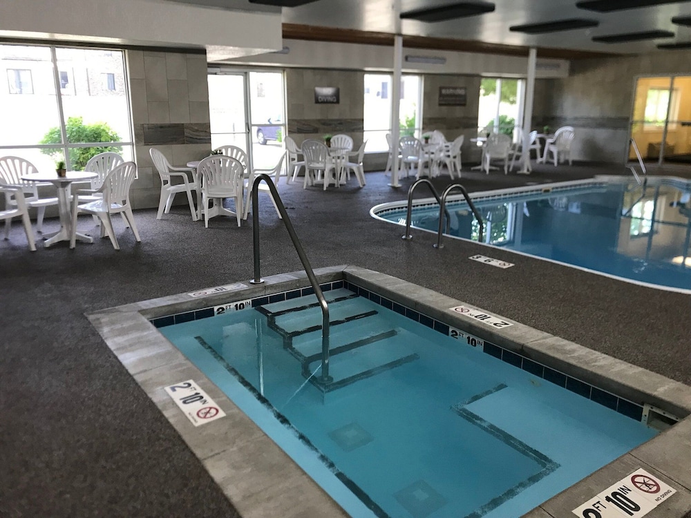 Expressway Suites Bismarck 8/65