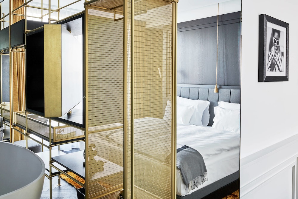 Roomers Munich, Autograph Collection 12/56