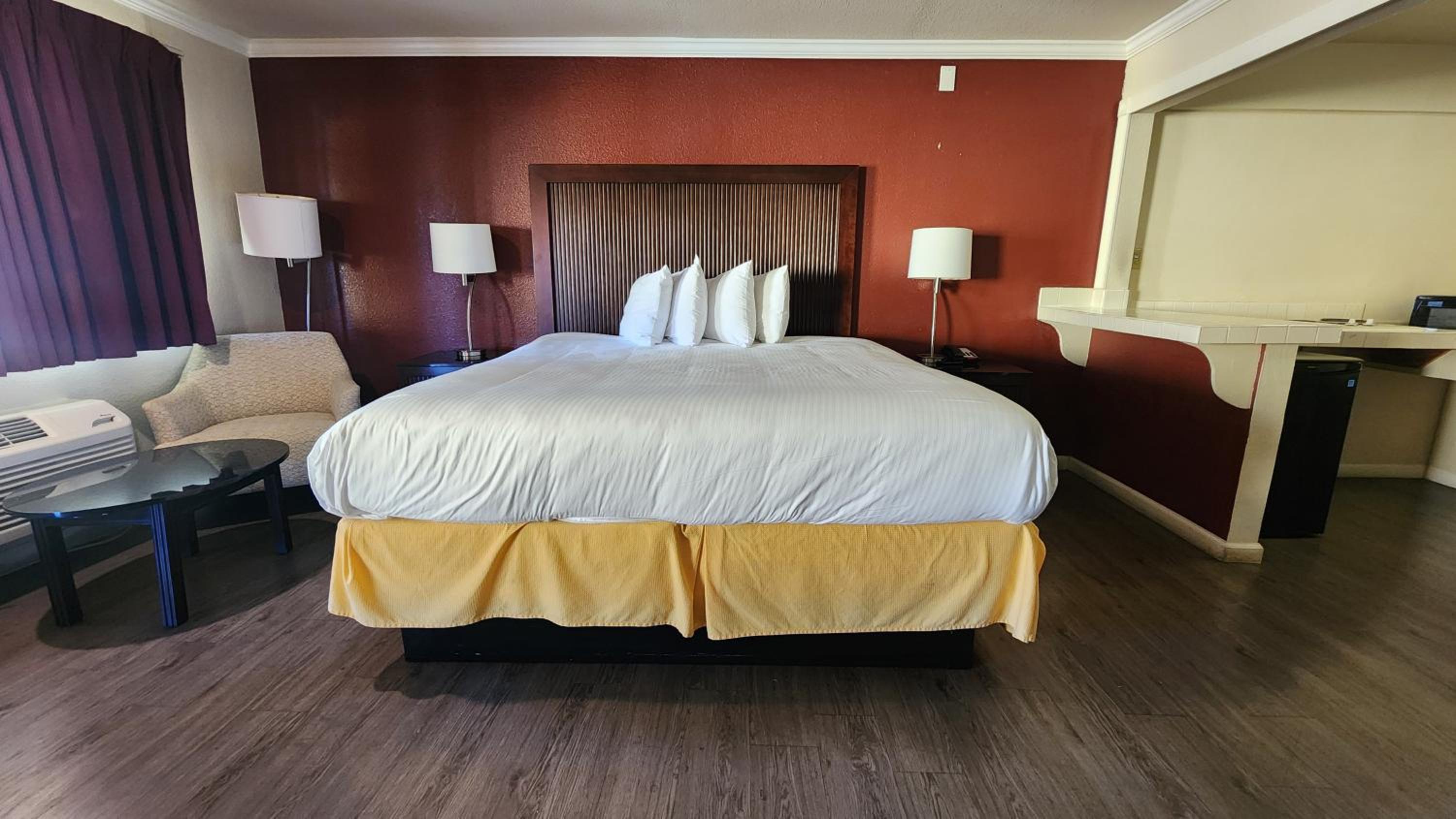 Studio, King Bed