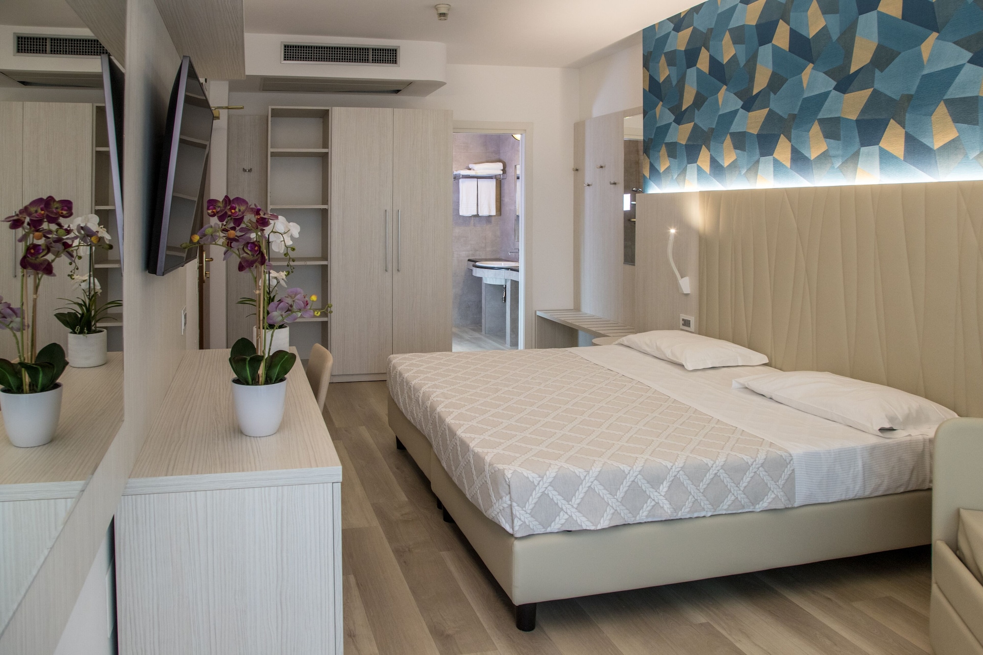 ROOM, TRIPLE, BALCONY