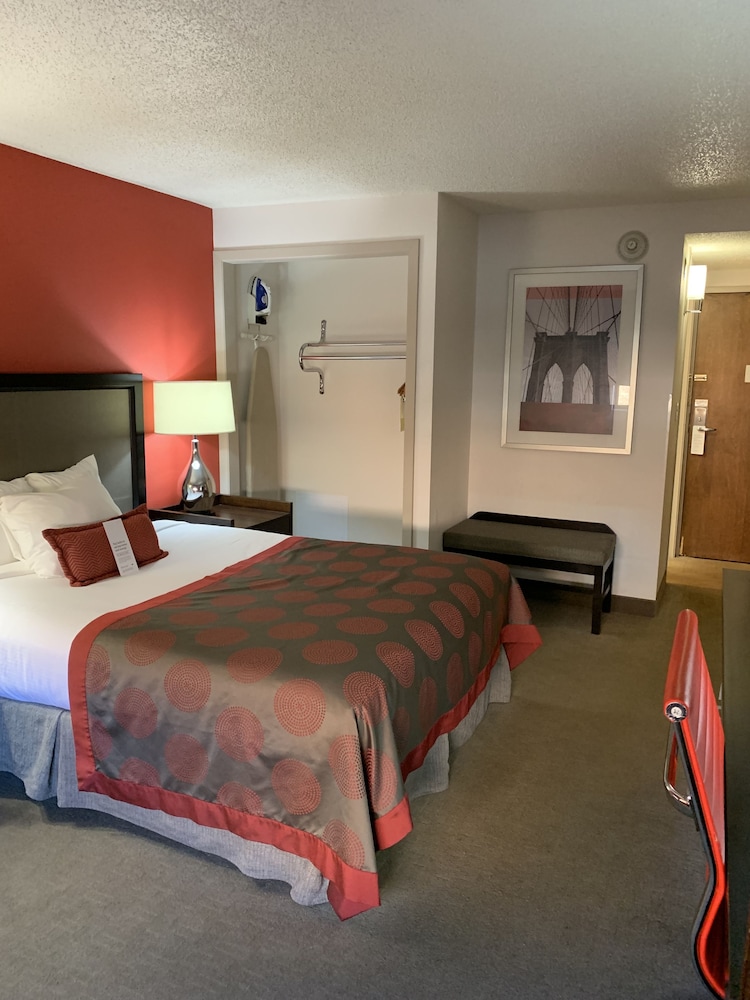 Ramada by Wyndham Marquette 5/59