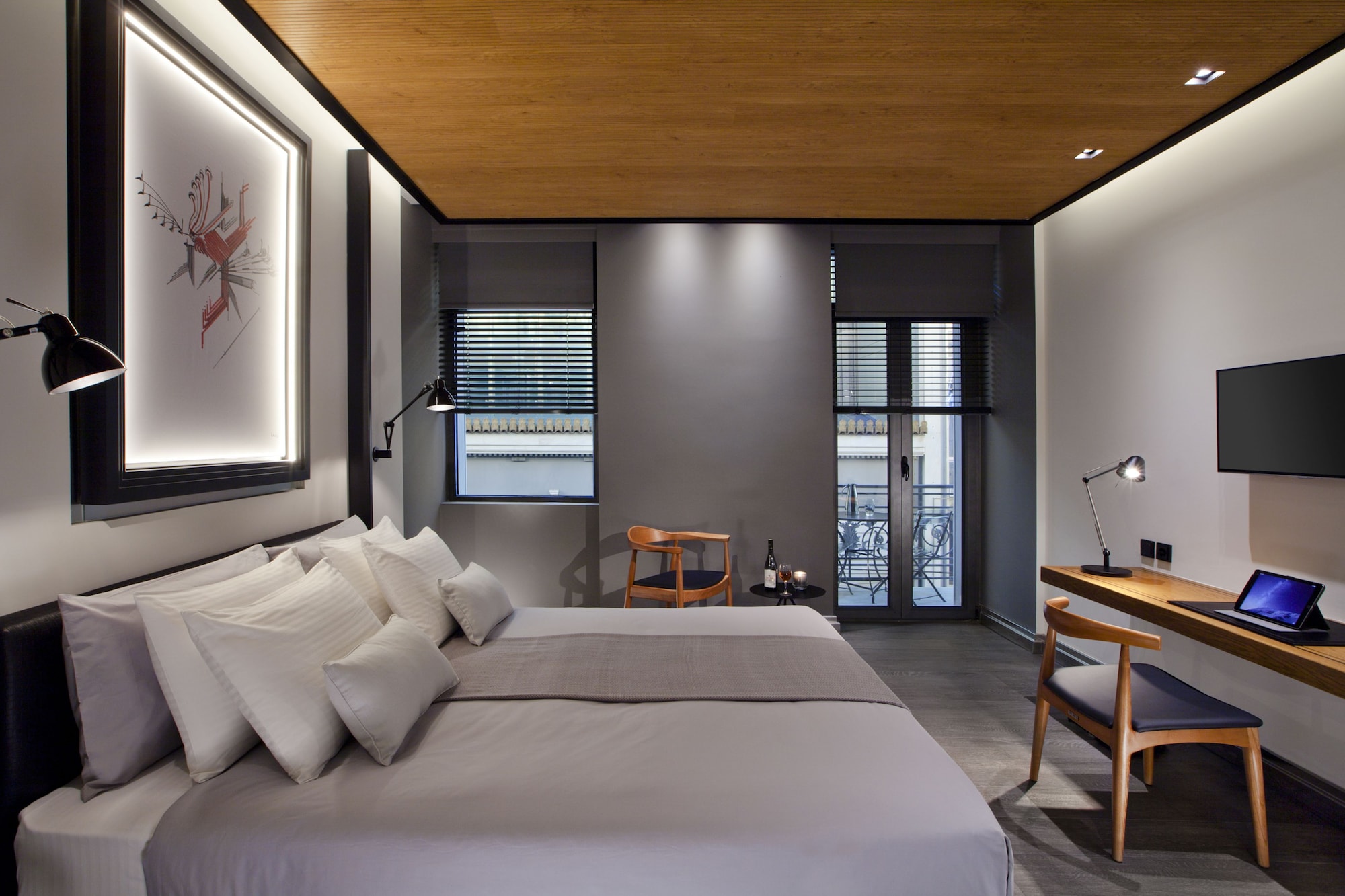 Grand, Queen Bed, Sofa