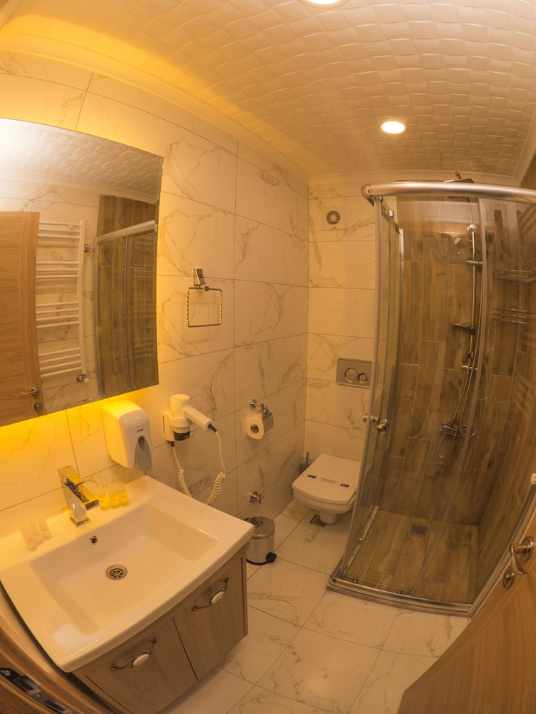 Elif Inan Motel 48/50