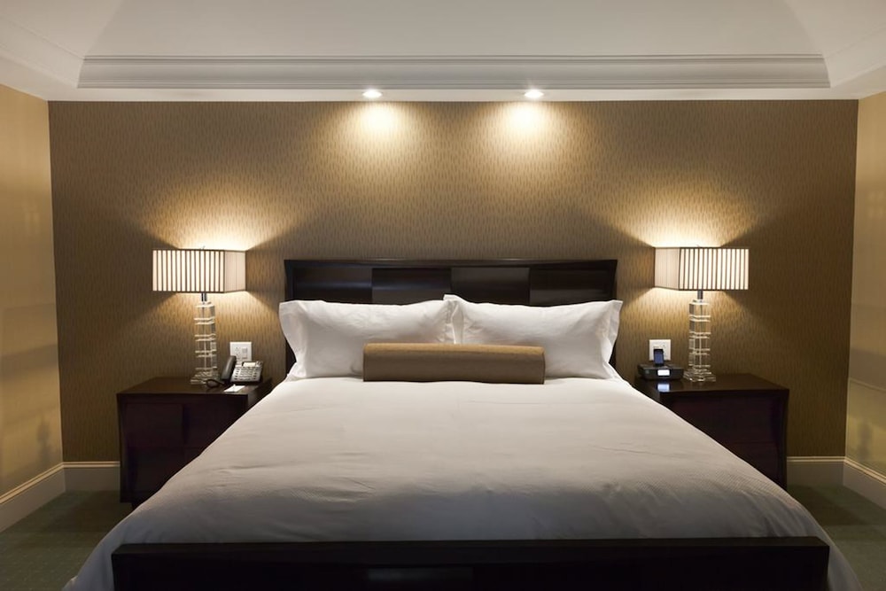 Town & Country Inn and Suites 15/36