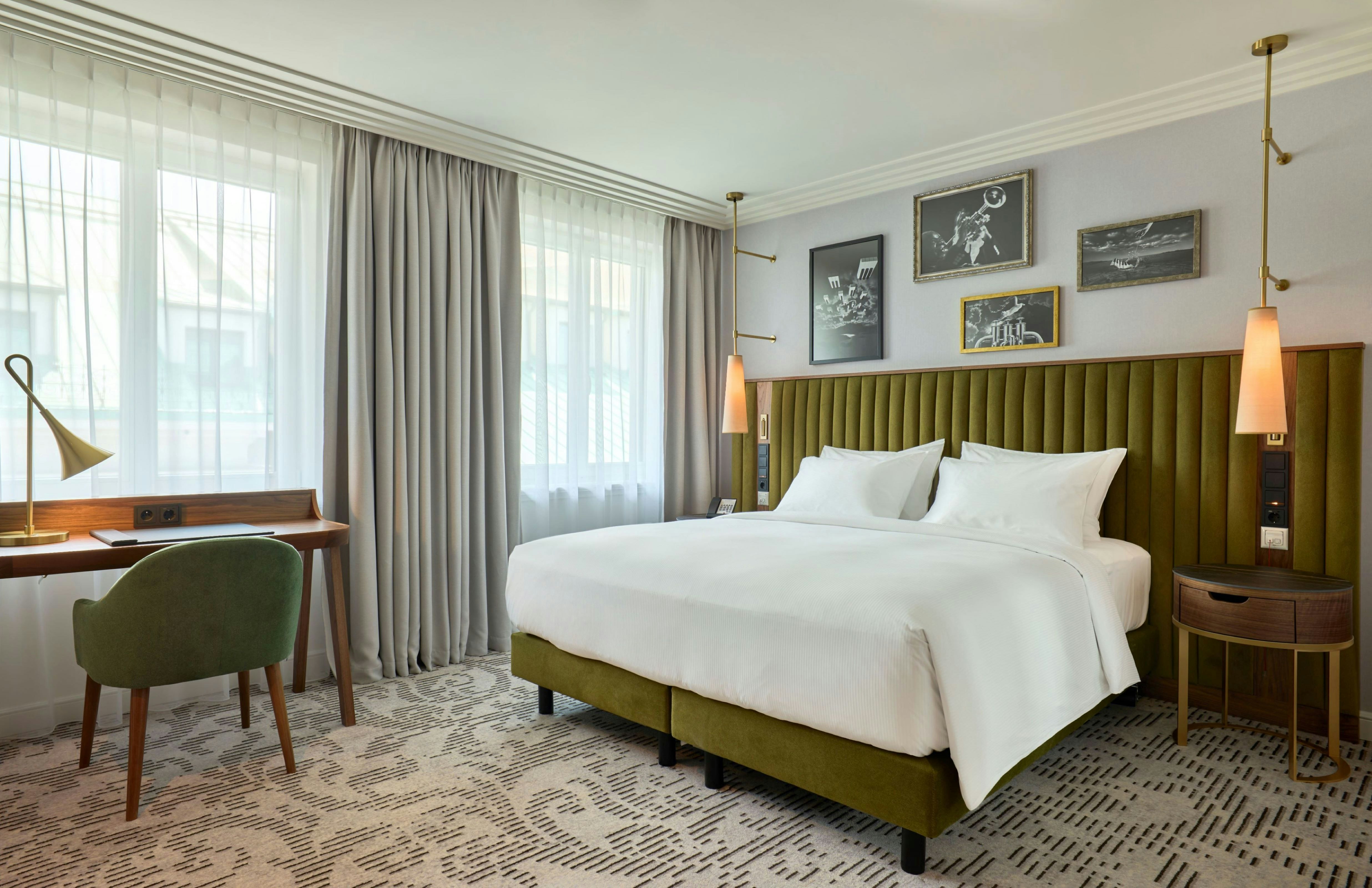 Courtyard, King Bed, Accessible