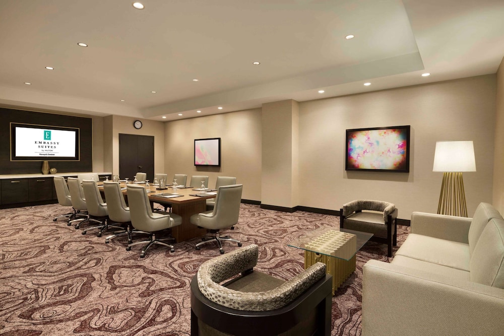 Embassy Suites By Hilton Minneapolis Downtown Hotel 38/62