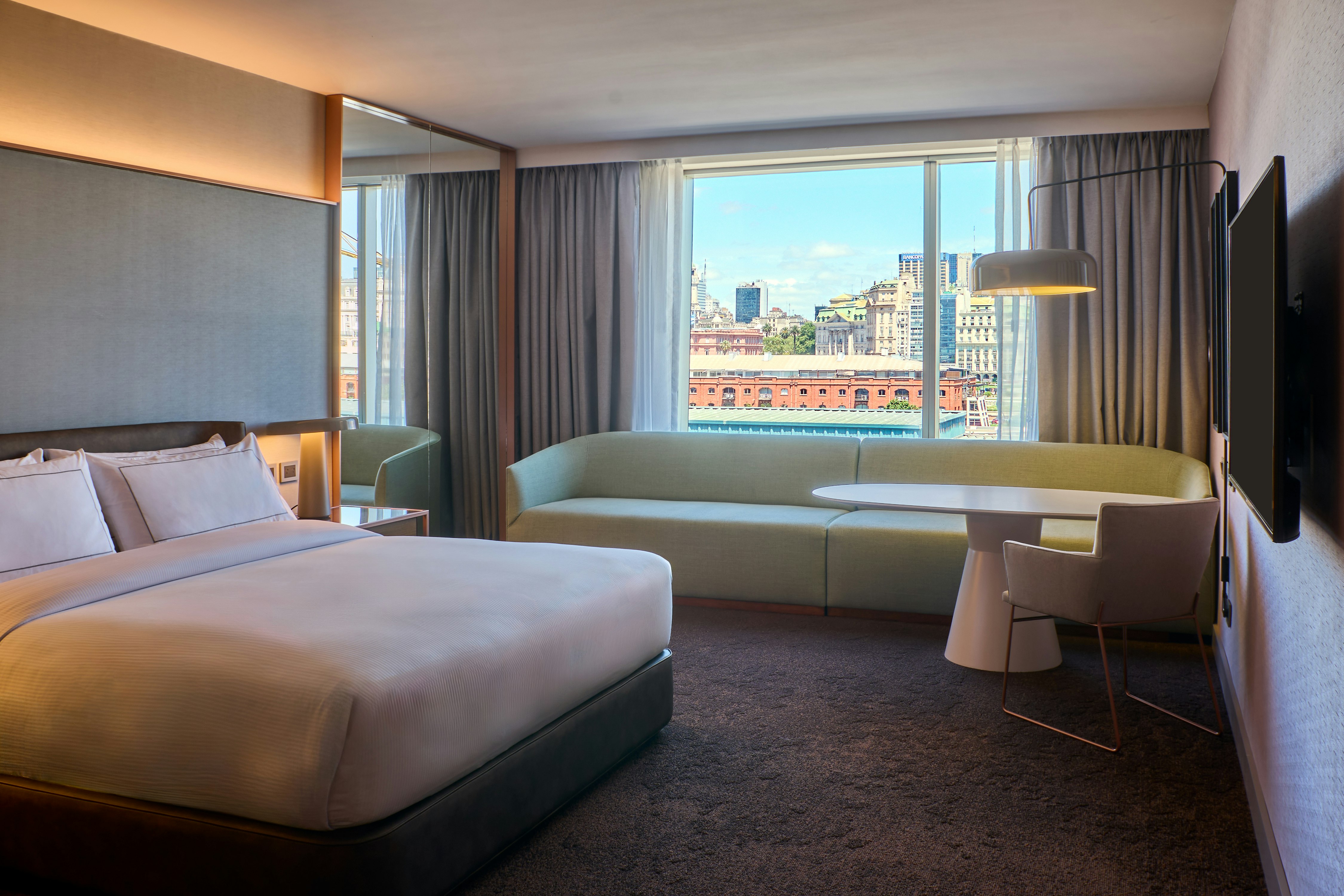 DELUXE, KING BED