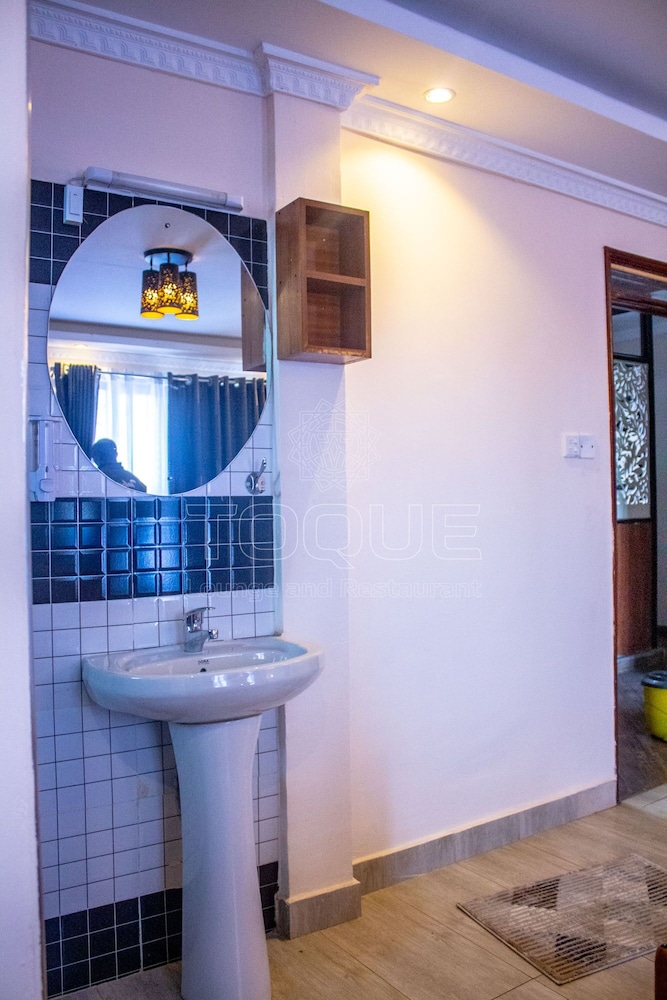 Toque Hotel & Lounge 6/50
