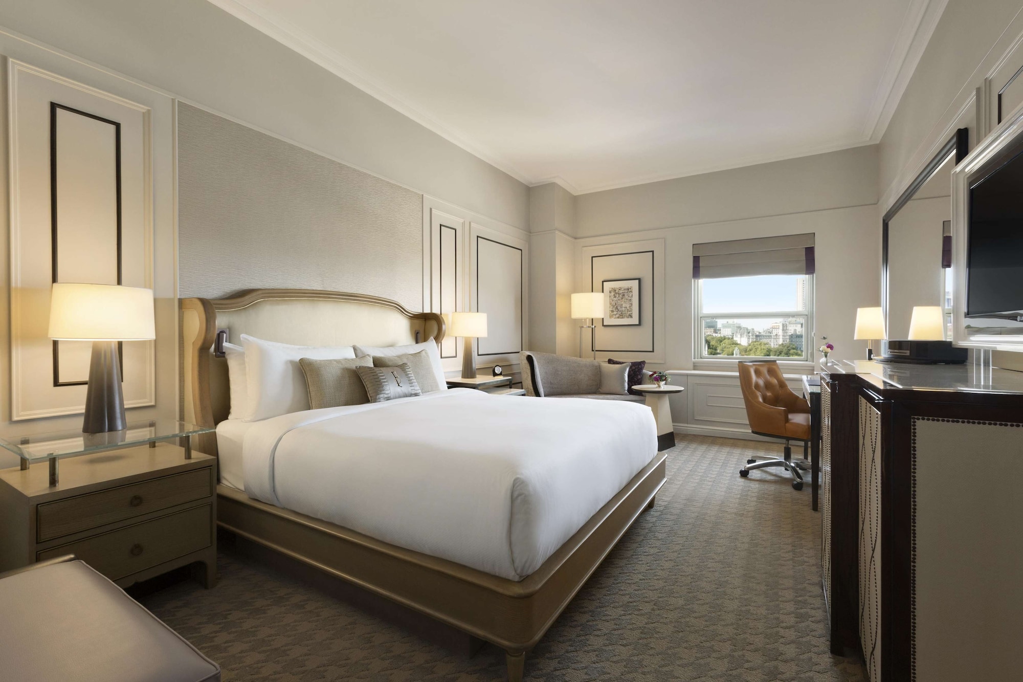 Fairmont Gold, King Bed, City View