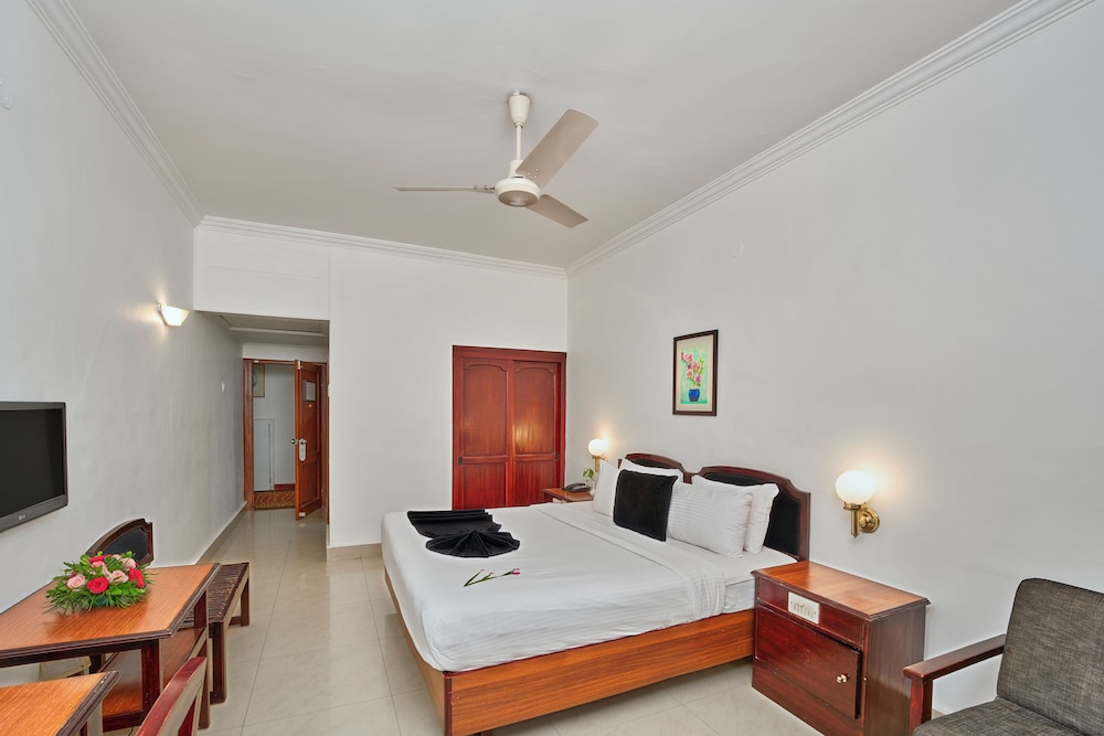 DELUXE, DOUBLE OR TWIN BED