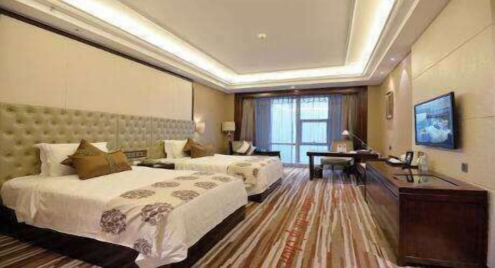 Elite, 2 Queen Beds, Mountain View