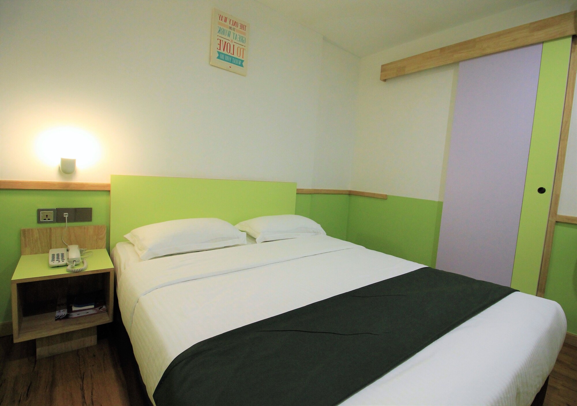 DELUXE, DOUBLE BED, NO WINDOW