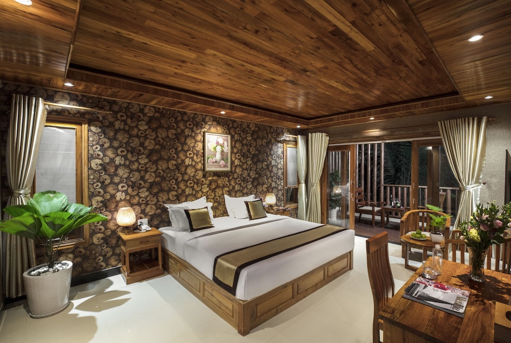 DELUXE, KING BED, POOL VIEW