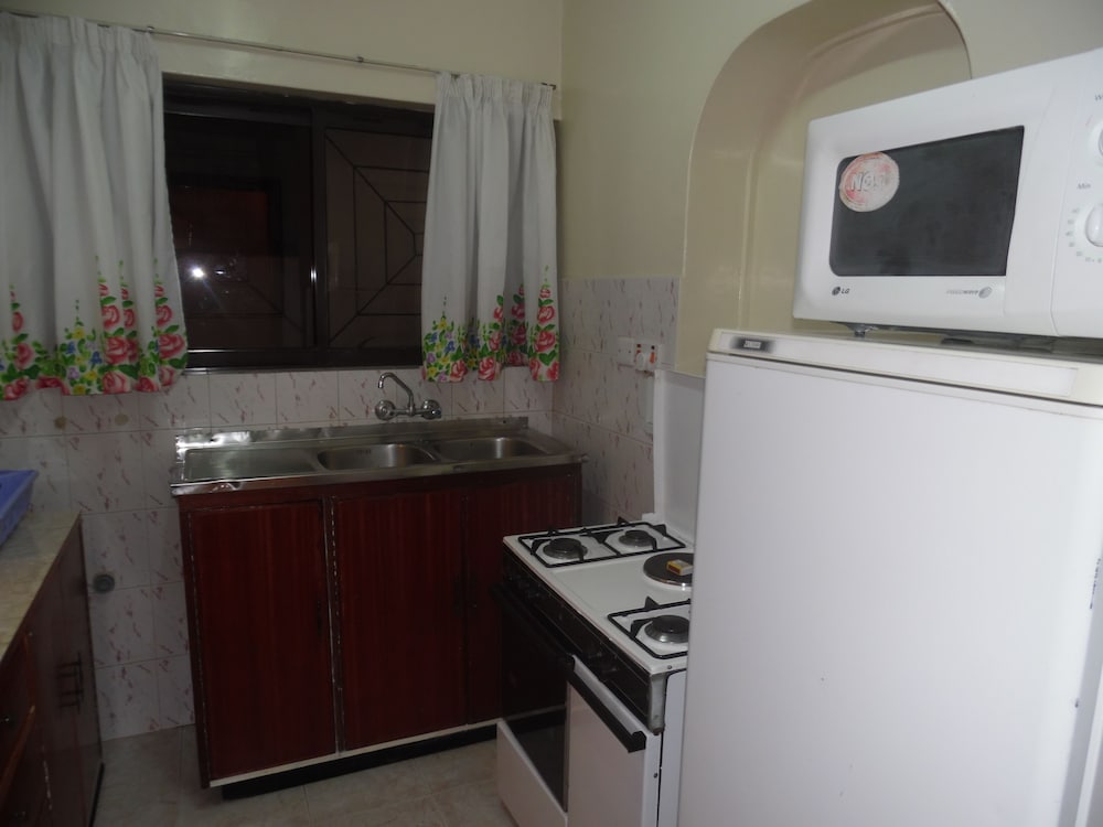 Samra Court 9/40