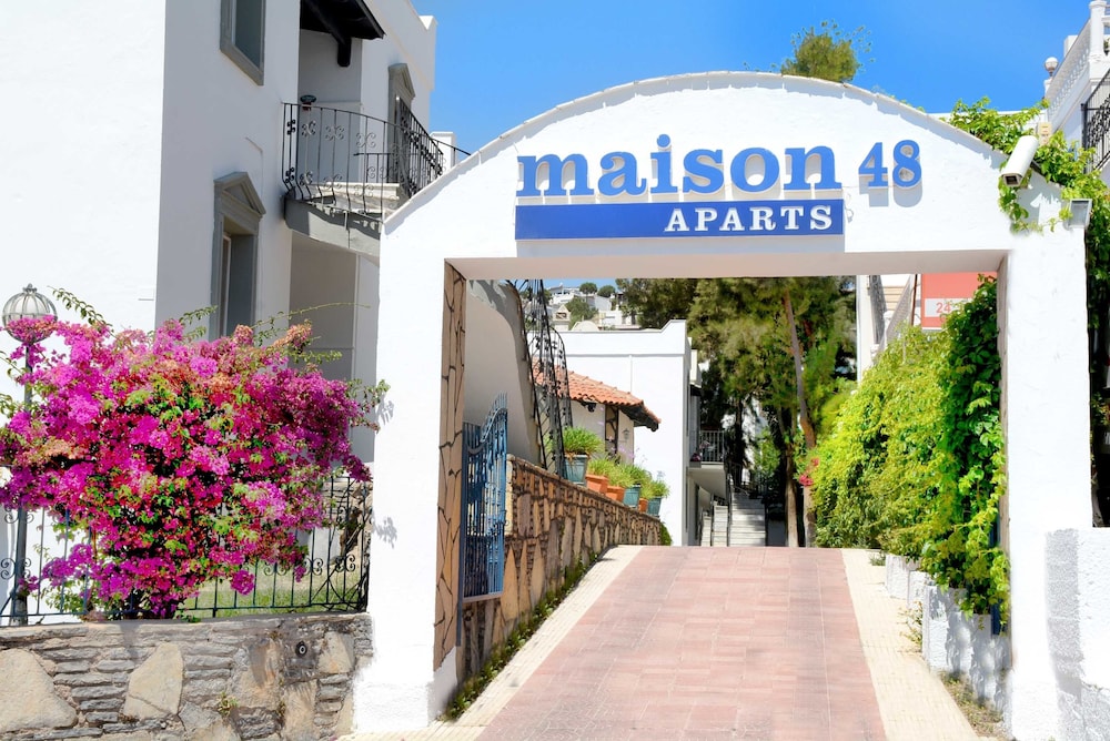La Maison Apartments 44/52