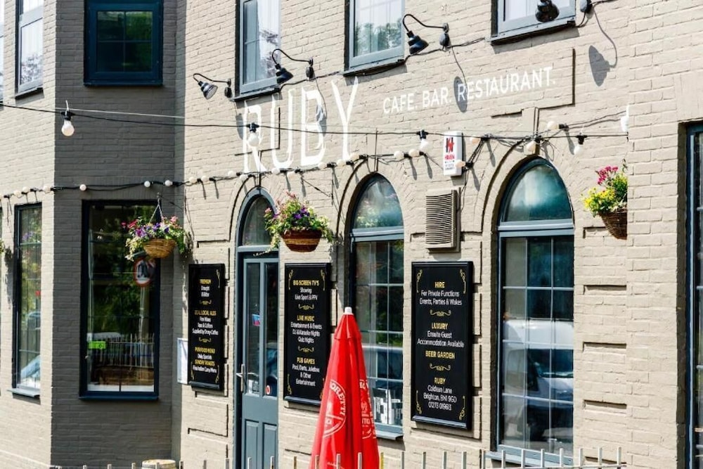Ruby Pub & Hotel 4/33
