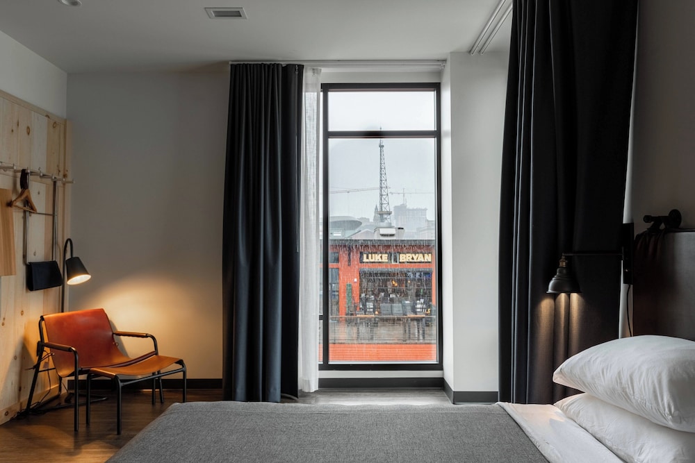 Room, Queen Bed, Street View, Accessible