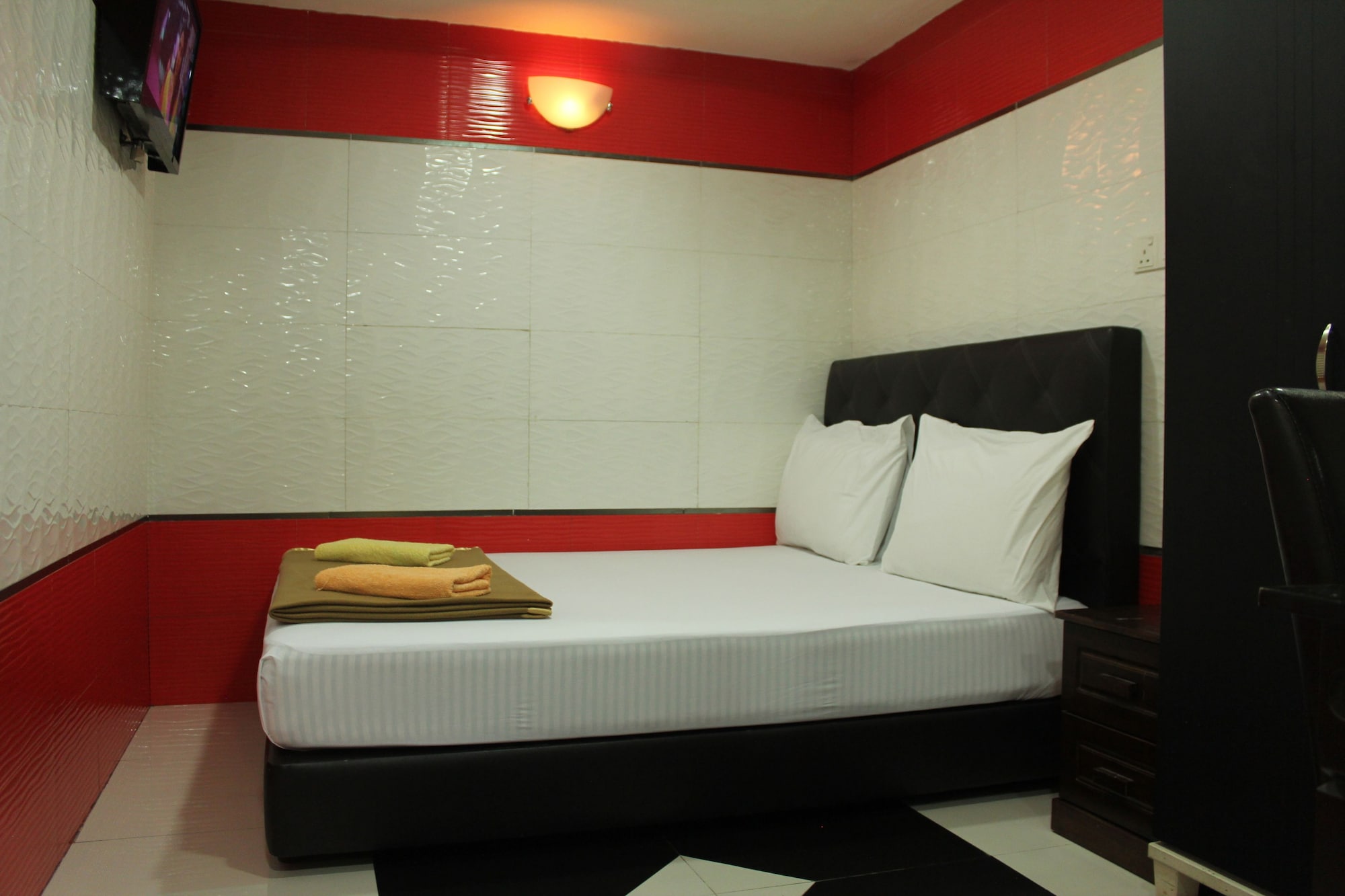 ROOM, DOUBLE BED
