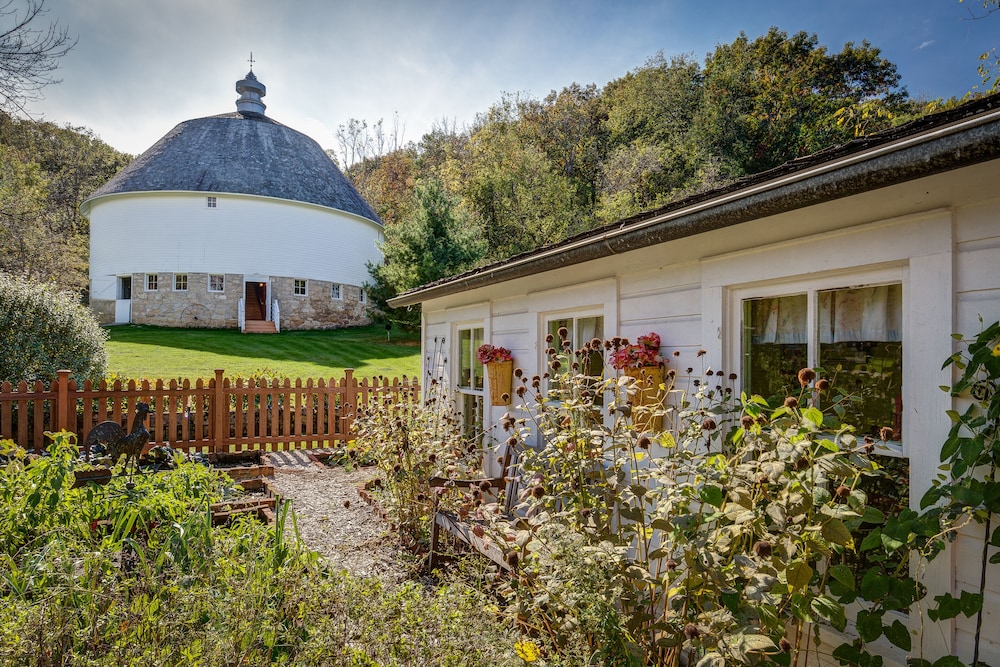 Round Barn Farm B & B Event Center 53/56