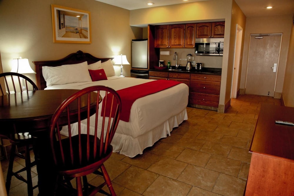 Lake Grassy Inn & Suites 25/38
