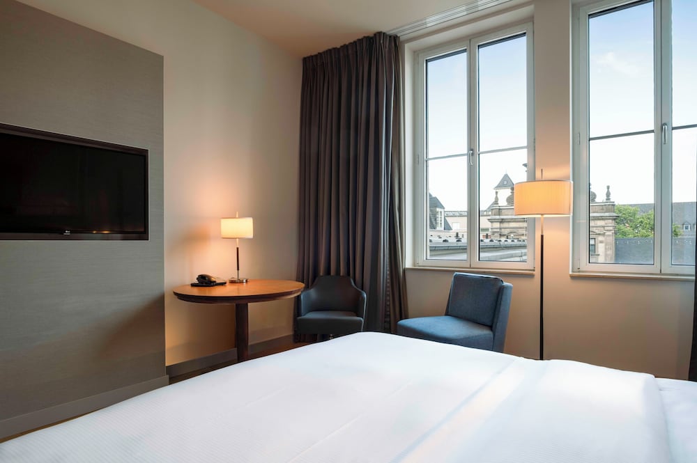 ROOM, QUEEN BED