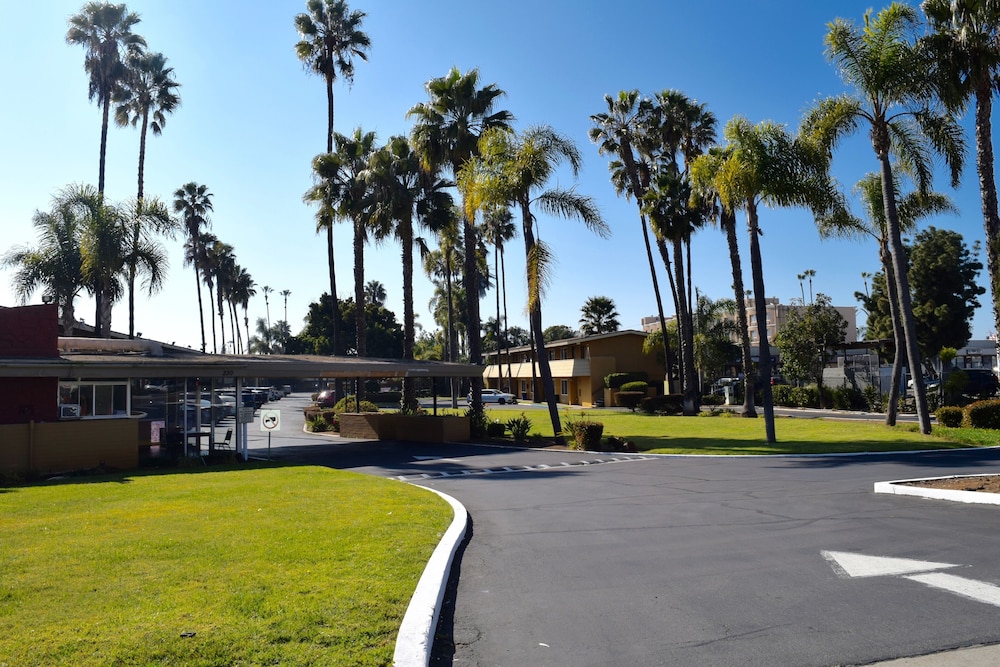 Hotel Palmeras Chula Vista (ex Vagabond Inn Chula Vista) 1/35