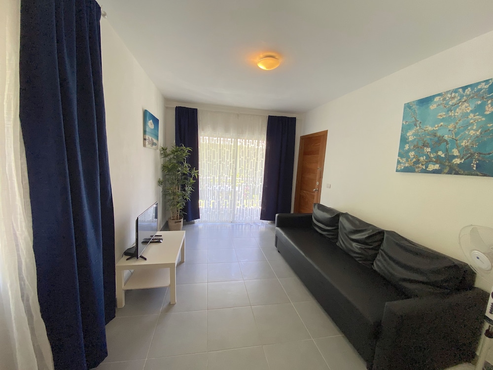 Tropicana Suites Deluxe Beach Club & Pool 24/50