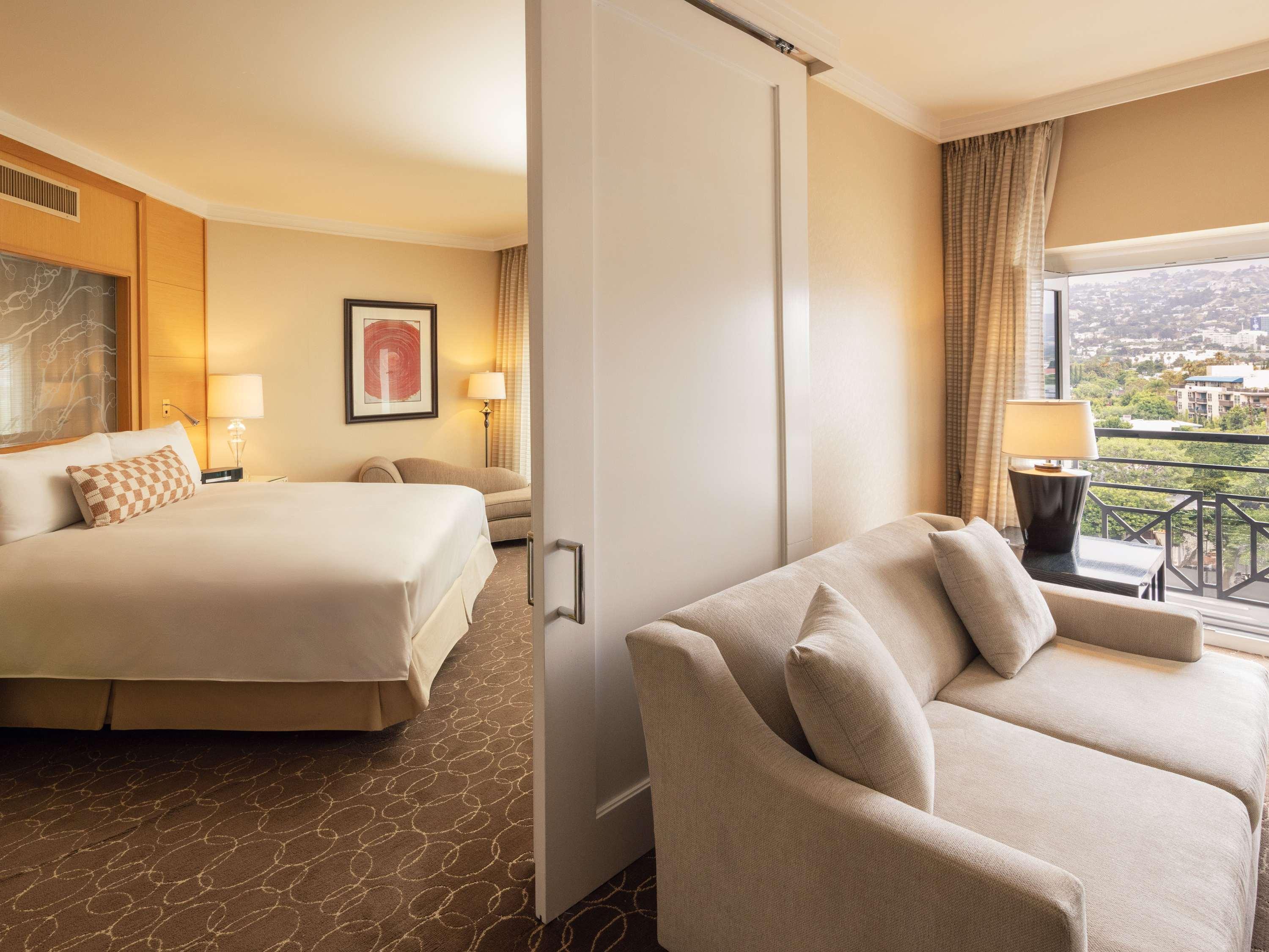 HOLLYWOOD, SUITE, KING BED, HOLLYWOOD HILLS VIEW