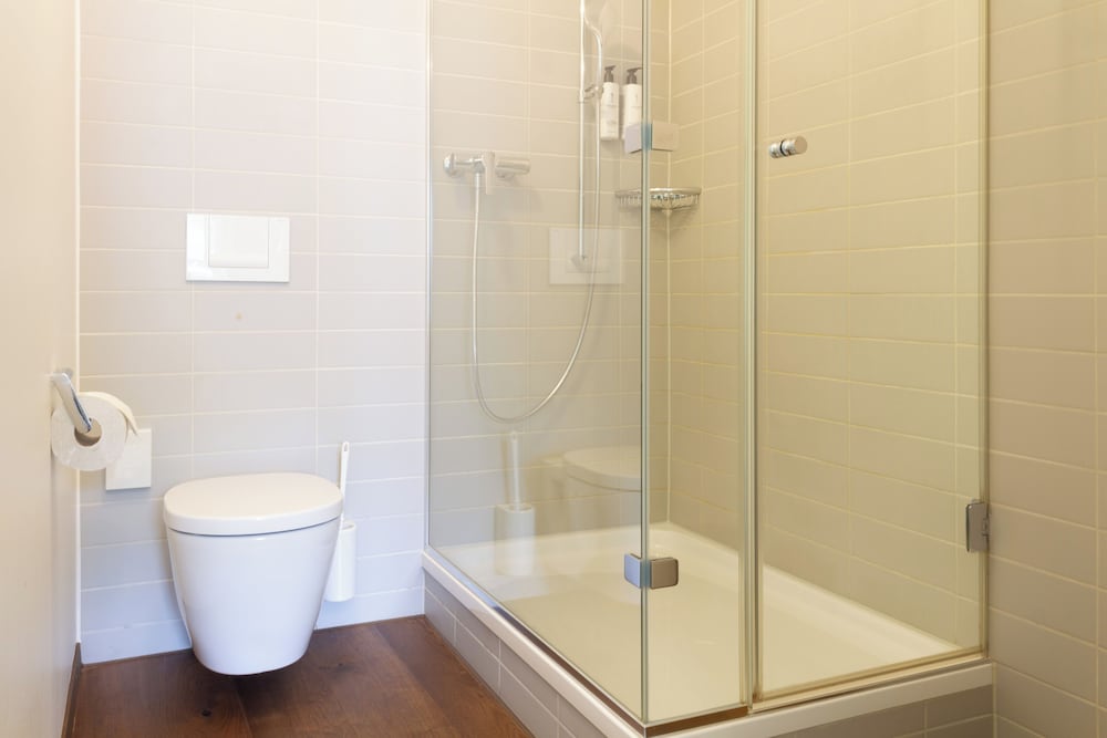 غرفة عائلية بسريرين كوين بحمام خاص، Hotel Schlussel seit 1545 6/8