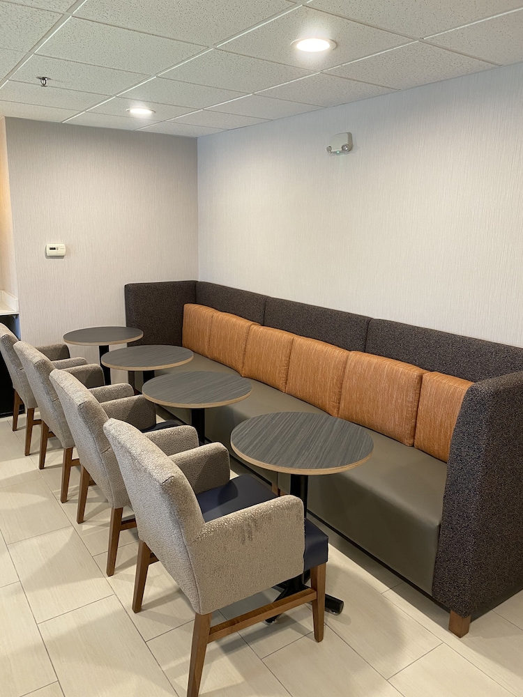 Holiday Inn Express Hotel Suites Auburn University Area 51/53