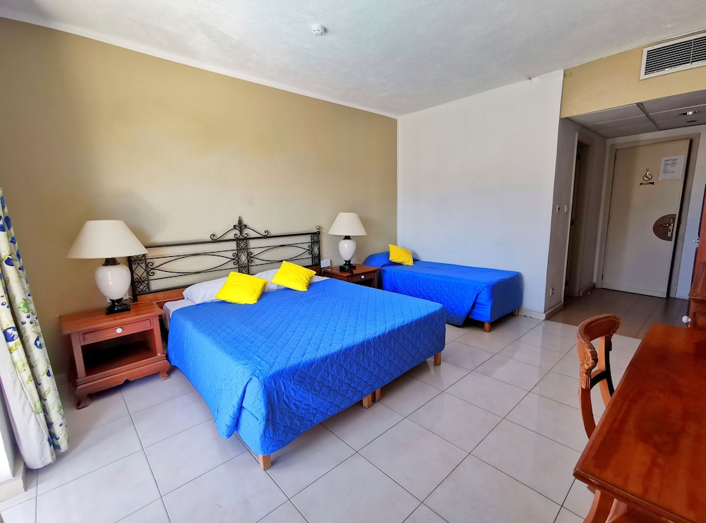 TOPAZ HOTEL 25/66