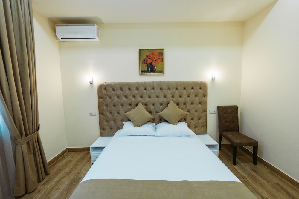Design, Queen Bed, Sofa