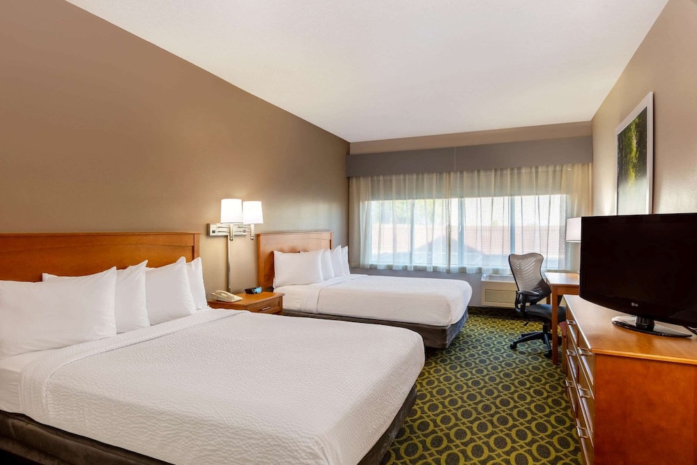 Days Inn & Suites by Wyndham Madison 14/41