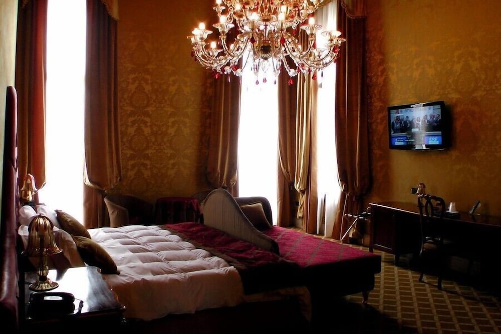 Pesaro Palace 21/60