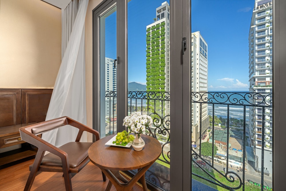 Golden Lotus Hotel Da Nang 30/50