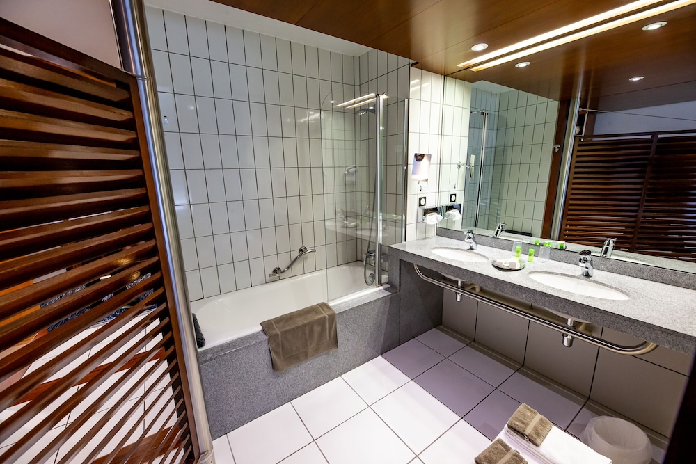 غرفة سوبيريور بسريرين منفصلين بإطلالة على المرسى، HOTEL LE GRAND PAVOIS 5/7